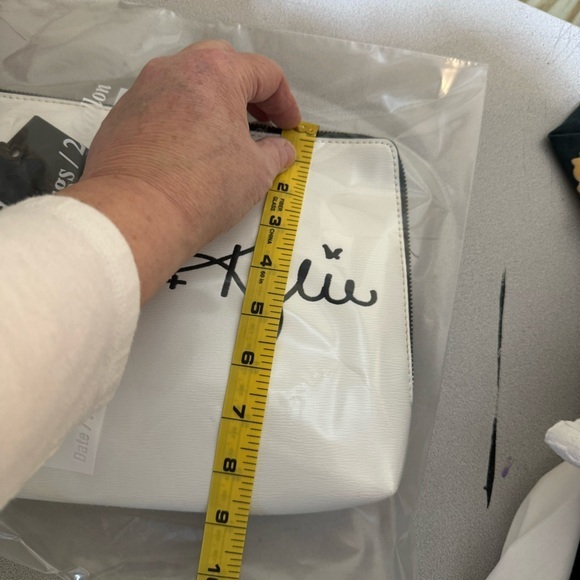 Kendall & Kylie NWT White‎ and Black clutch wristlet with dust bag - Picture 10 of 13